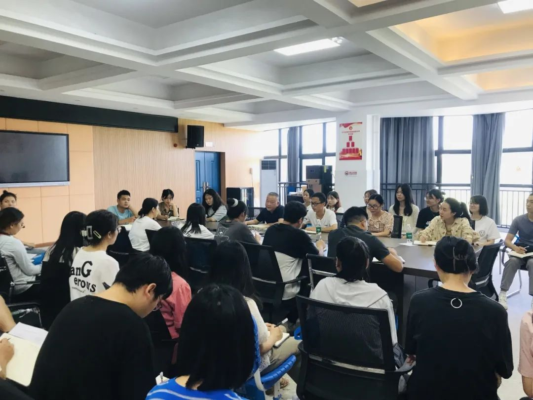 青年教师座谈会.png